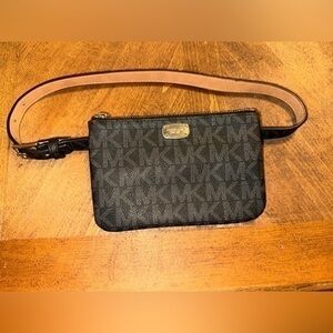 NWOT MICHAEL KORS Fanny Pack Size Small Black Faux Leather Signature 554131